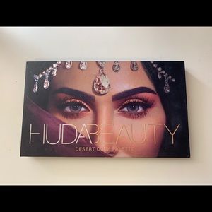 HUDA BEAUTY Desert Dusk eyeshadow palette